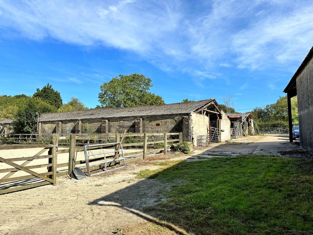 Lot: 137 - SIX ACRES OF EQUESTRIAN LAND WITH STABLES, SAND SCHOOL AND BARNS - Barn